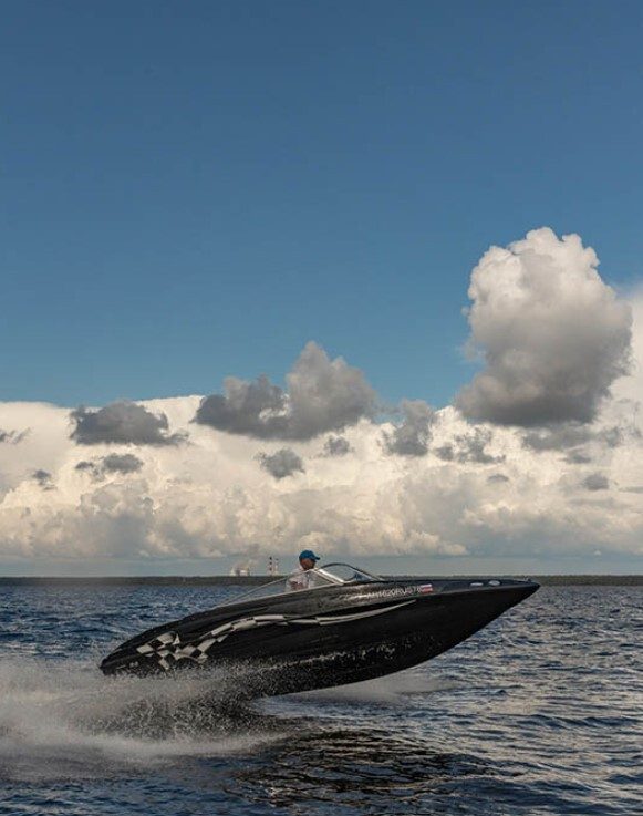 Катер «Черный (Crownline 190 Black)» под разводными мостами Петербурга