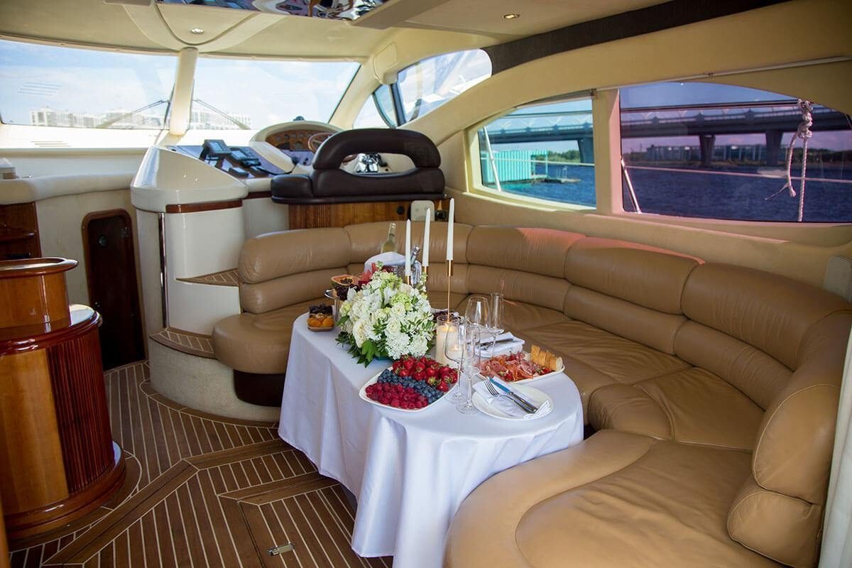 Яхта «Азимут 46 / Azimut 46» под разводными мостами Петербурга