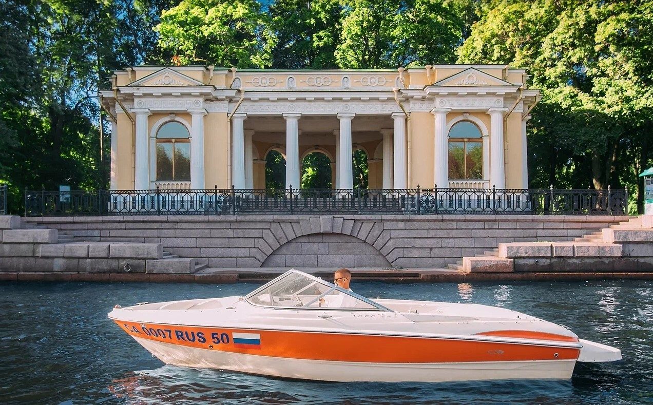 Посадка гостей на катер «Артик» — причал в центре Петербурга