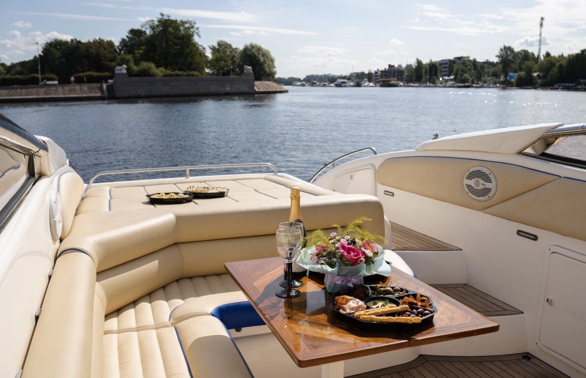 Каюта катера «Сансикер Sunseeker 48» — оснащение для гостей