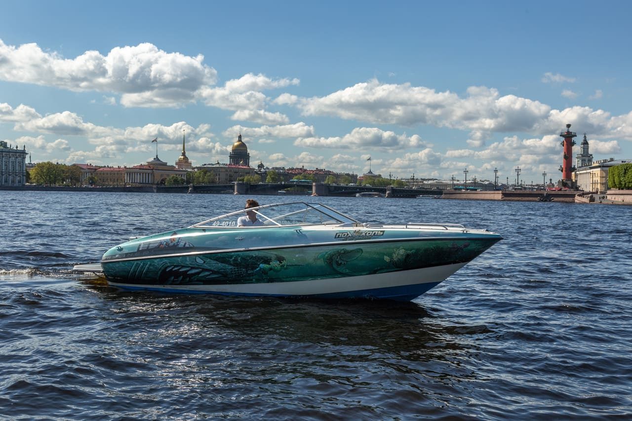 Наш катер «Похухоль» у собственного причала в Санкт-Петербурге