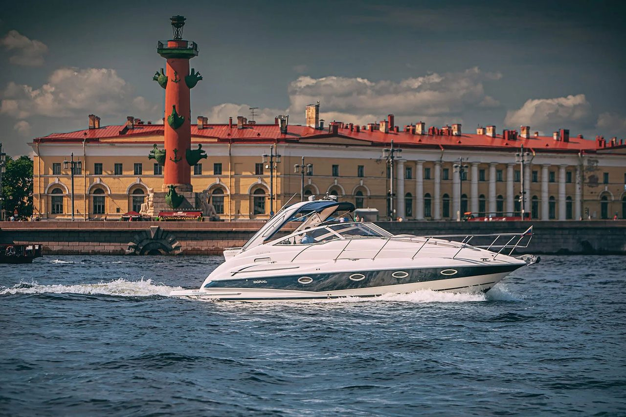 Яхта «Дорал» вечером у набережной — бронирование напрямую