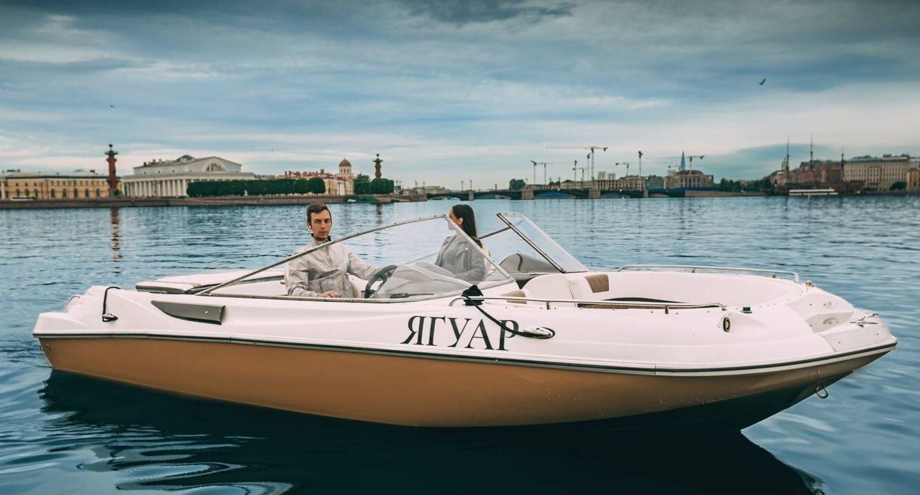 Посадка гостей на катер «Ягуар» — причал в центре Петербурга — фото 16