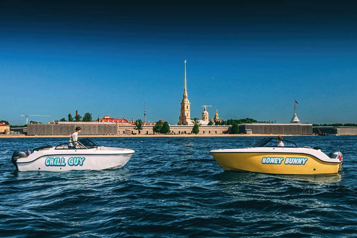 Посадка гостей на катер «Хани Банни / Honey Bunny» — причал в центре Петербурга — фото 16