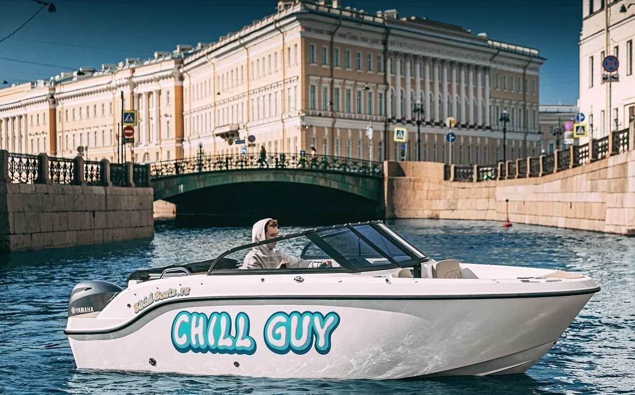 Катер «Чилл Гай / Chill Guy» — салон и оснащение, аренда напрямую — фото 15