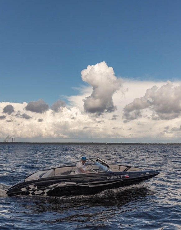 Посадка гостей на катер «Черный (Crownline 190 Black)» — причал в центре Петербурга