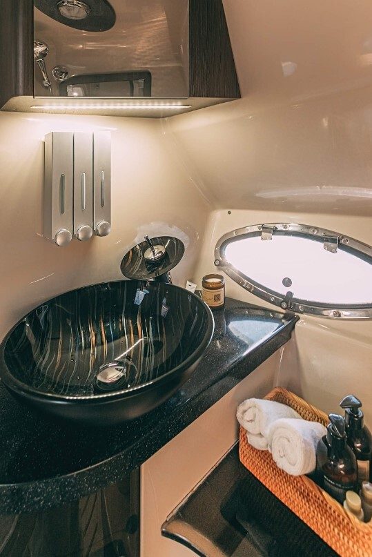 Катер «Ибица» — салон и оснащение, аренда напрямую — фото 15