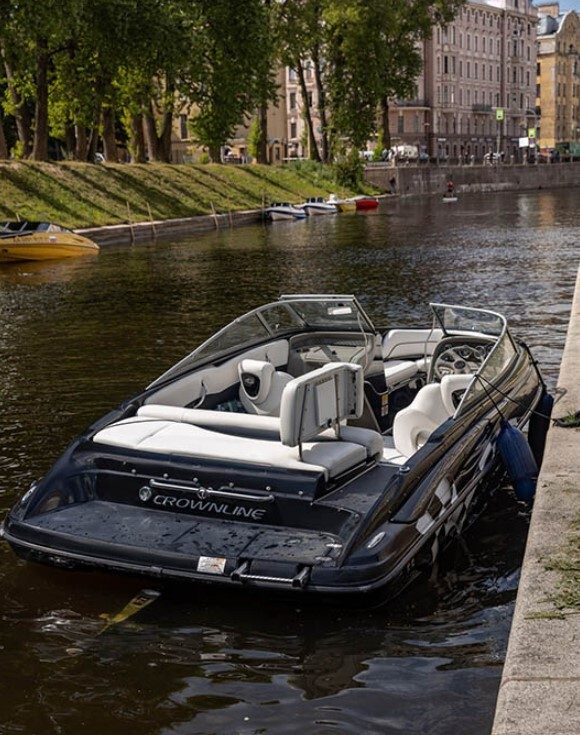 Посадка гостей на катер «Черный (Crownline 190 Black)» — причал в центре Петербурга — фото 16
