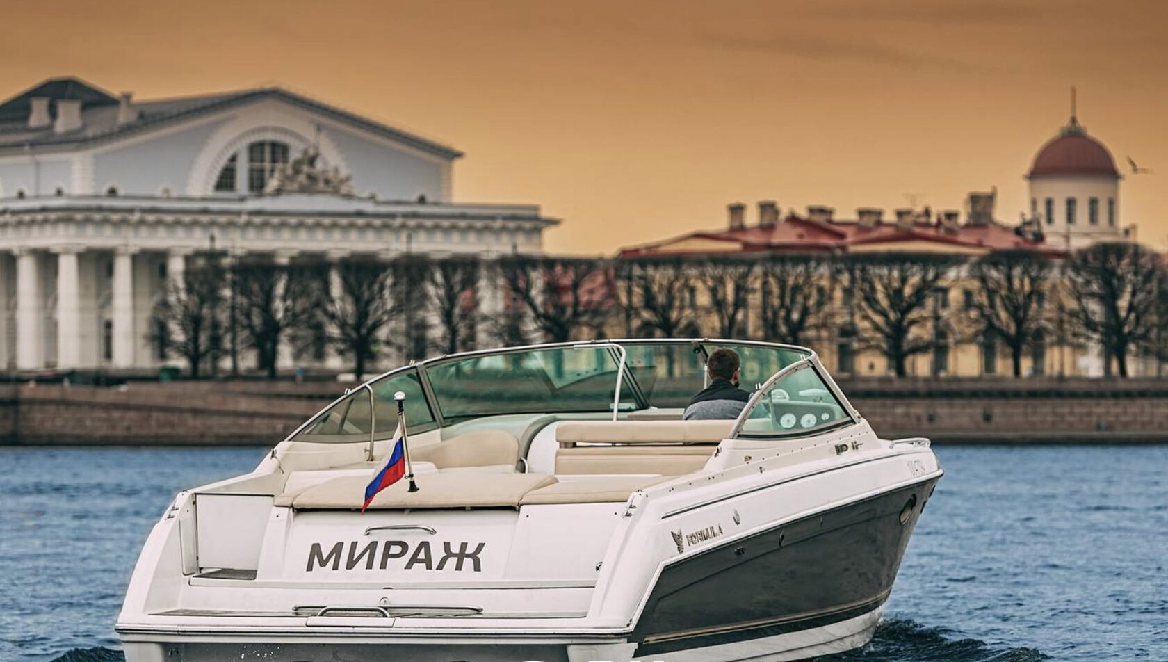 Катер «Мираж» вечером у набережной — бронирование напрямую