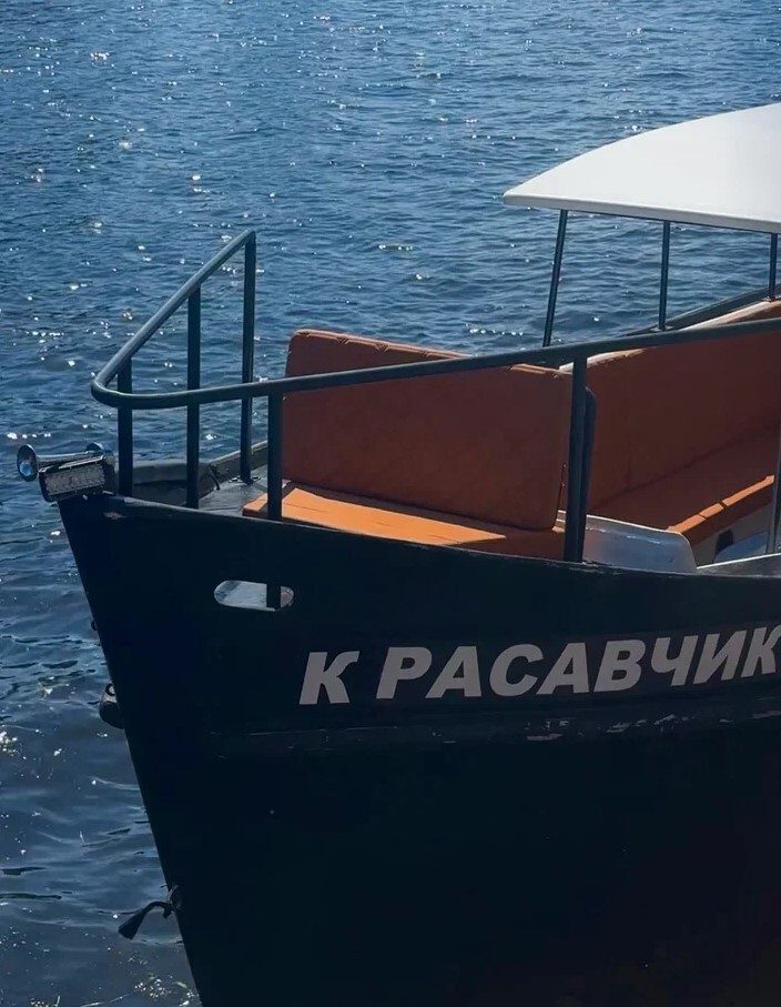 Посадка гостей на катер «Красавчик» — причал в центре Петербурга