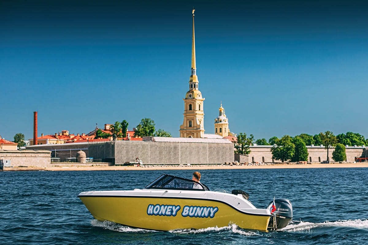 Катер «Хани Банни / Honey Bunny» вечером у набережной — бронирование напрямую