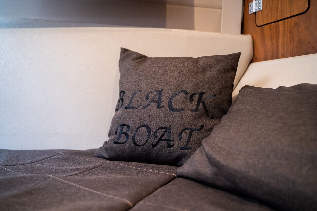 Катер «Блэк Боат / Black Boat» вечером у набережной — бронирование напрямую