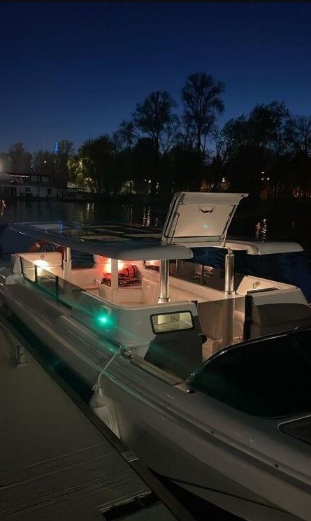 Катер «Челси» под разводными мостами Петербурга