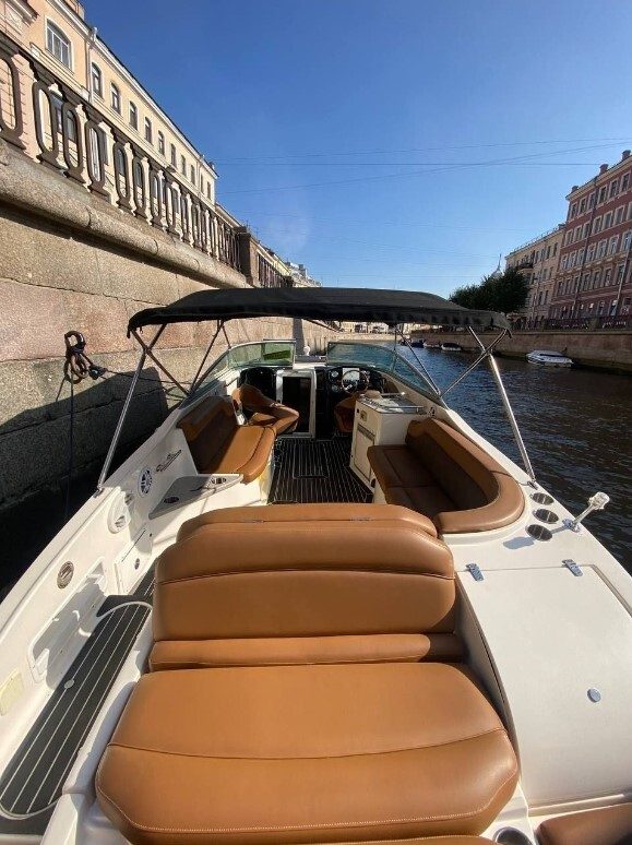 Катер «Бикини Босс / Bikini Boss» выходит в Неву — аренда с нашим капитаном