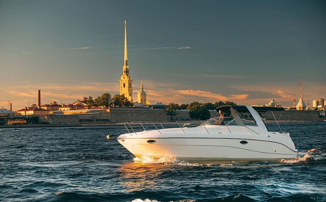 Катер «Юлия» под разводными мостами Петербурга