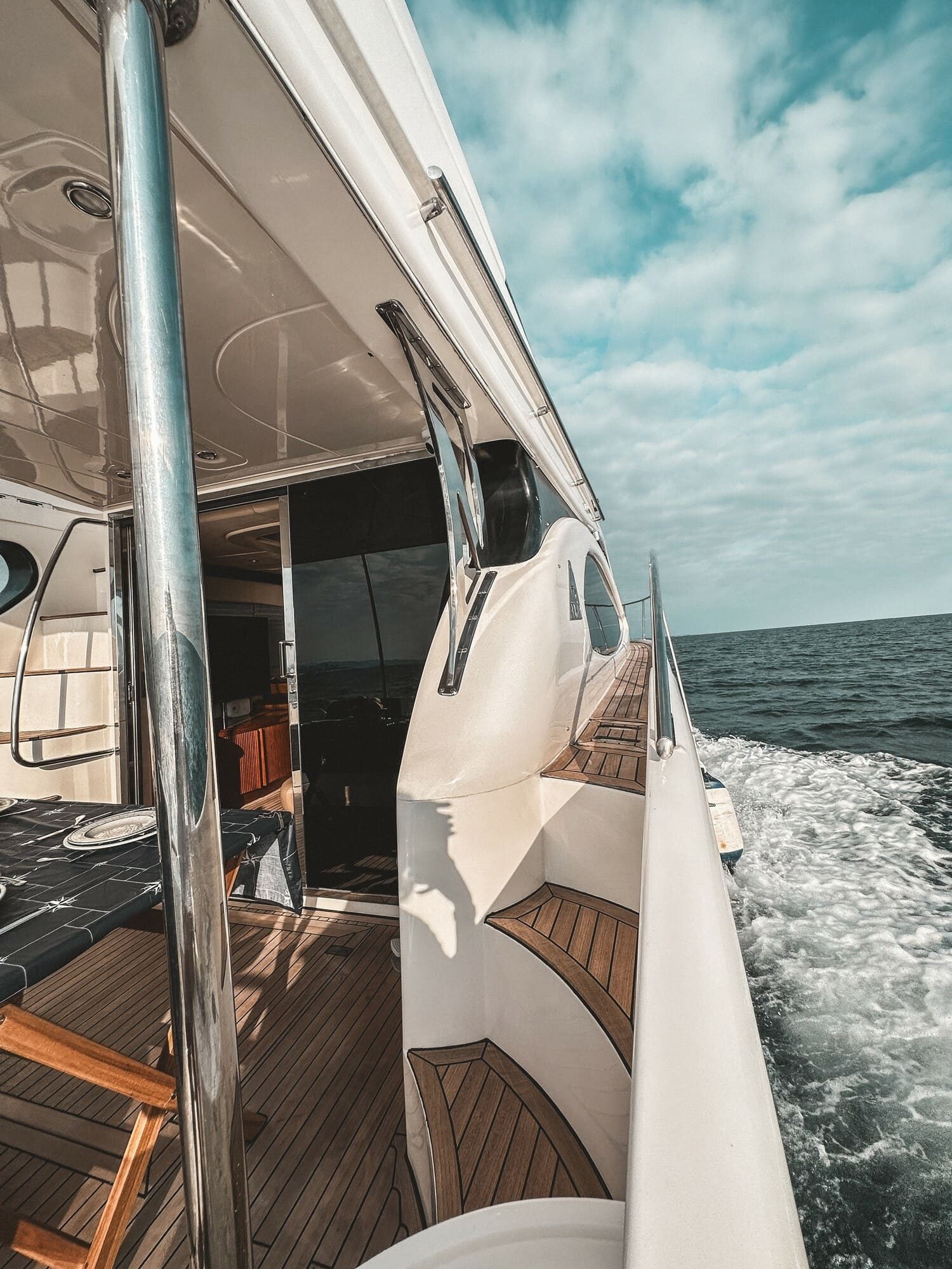Открытая палуба яхты «Азимут 46 / Azimut 46» — егокатер