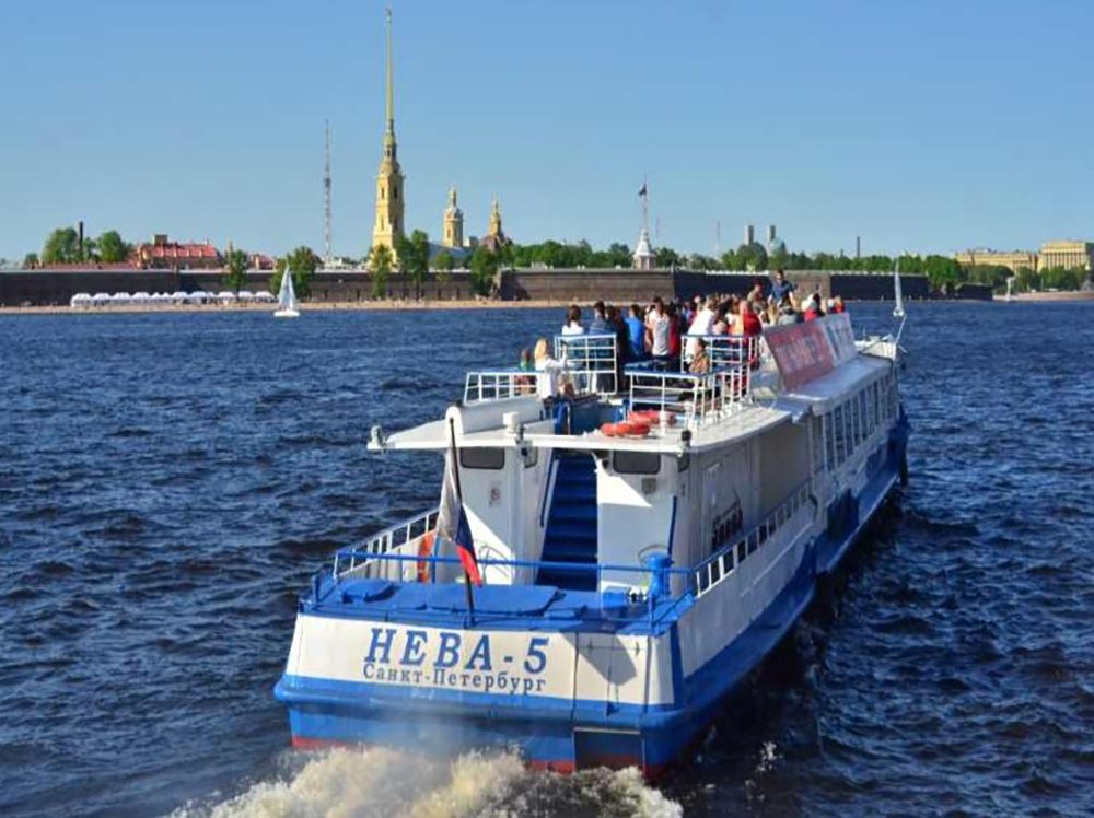 Теплоход «Нева» — салон и оснащение, аренда напрямую