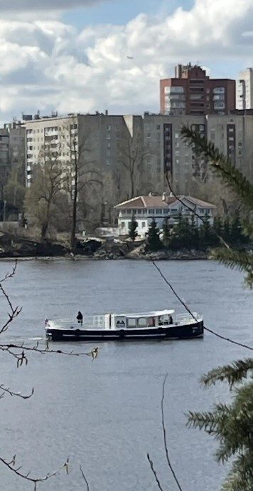 Теплоход «Руска» вечером у набережной — бронирование напрямую