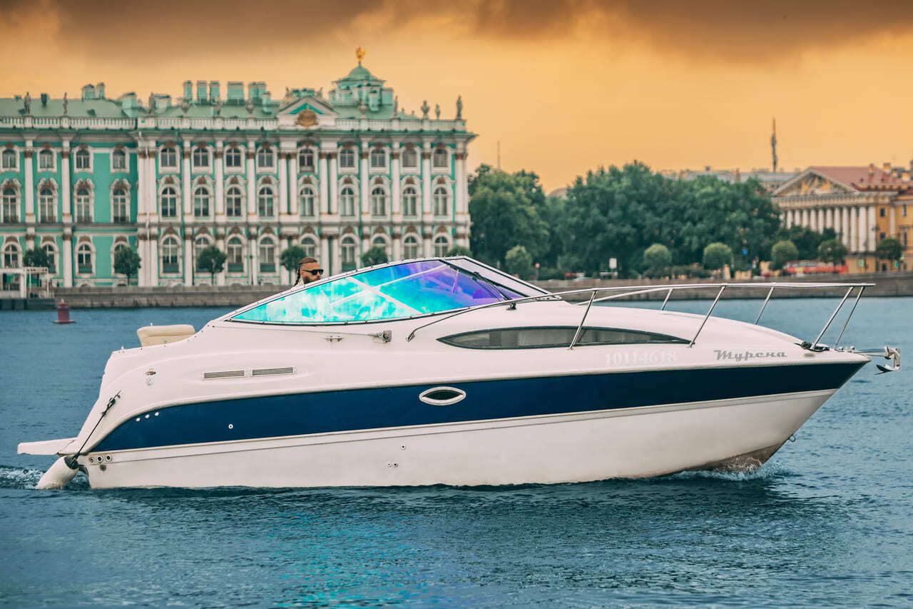 Катер «Мурена» вечером у набережной — бронирование напрямую