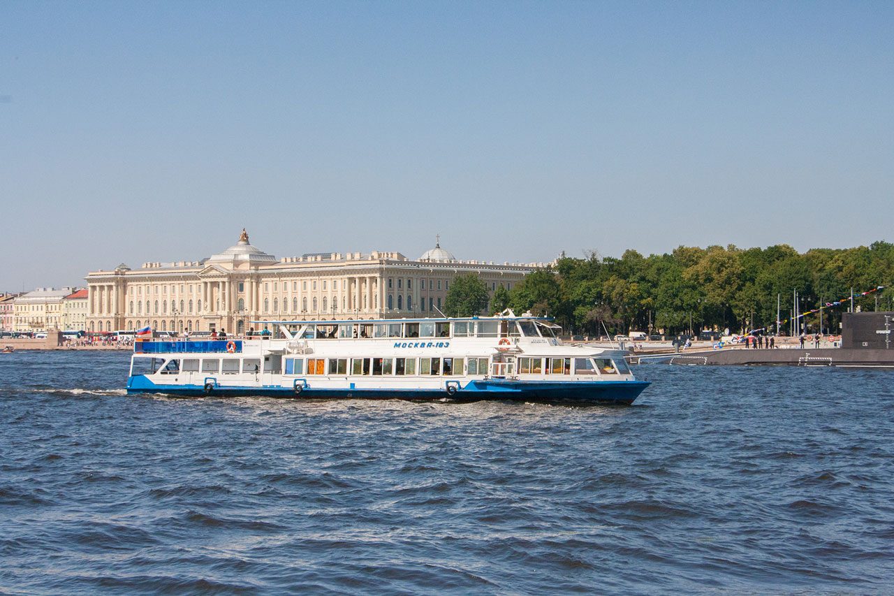 Теплоход «Москва 183» — салон и оснащение, аренда напрямую — фото 15