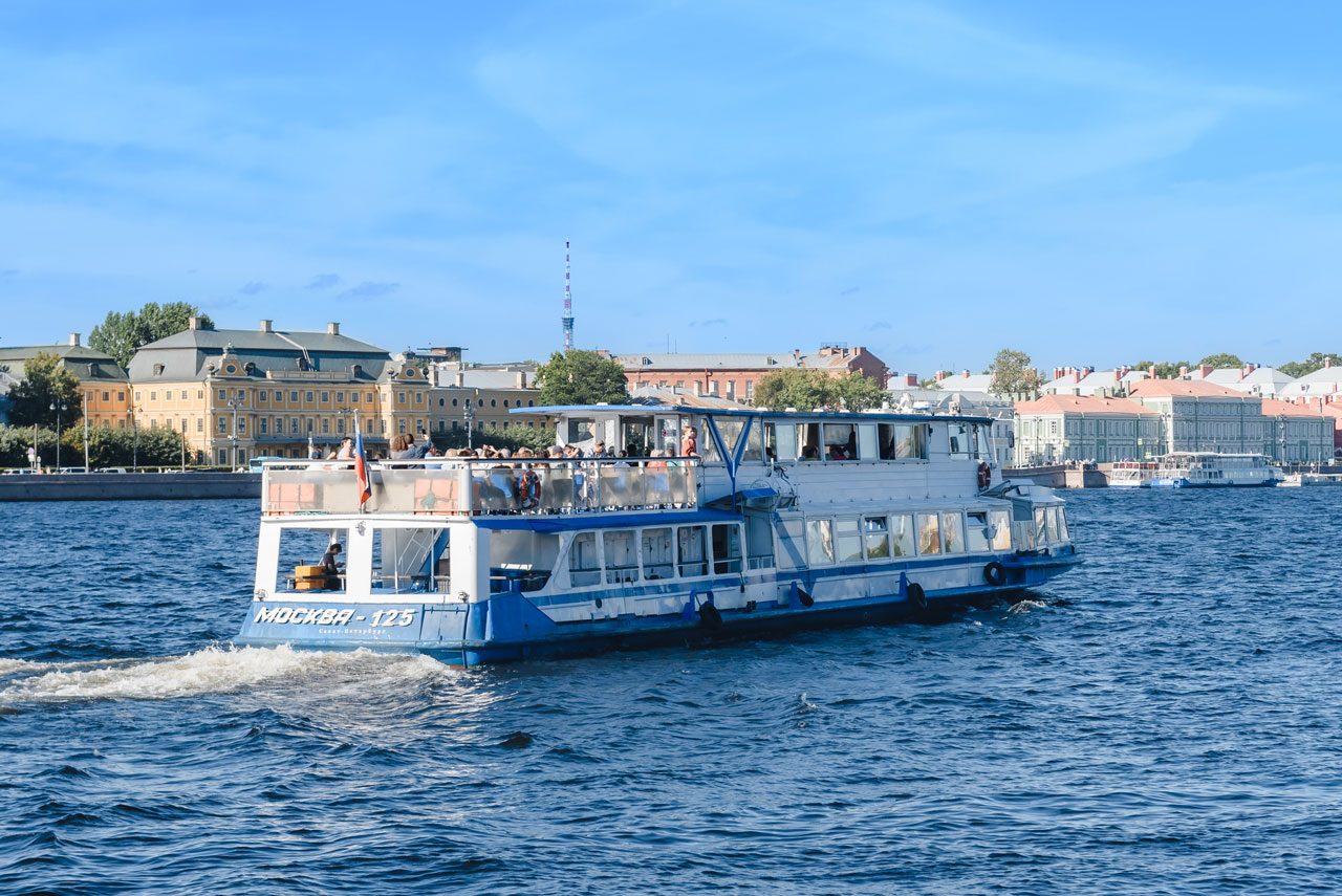 Теплоход «Москва 125» — салон и оснащение, аренда напрямую