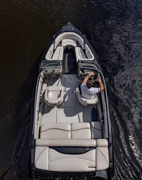 Интерьер катера «Черный (Crownline 190 Black)» — фото нашего флота