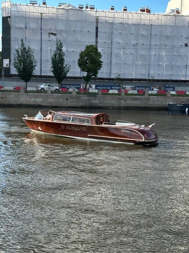 Наш катер «Виаджо / Viaggio» у собственного причала в Санкт-Петербурге