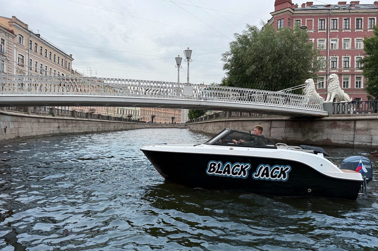 Катер «Блэк Джек / Black Jack» — салон и оснащение, аренда напрямую