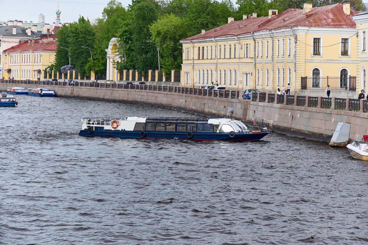 Посадка гостей на теплоход «Соната» — причал в центре Петербурга — фото 16