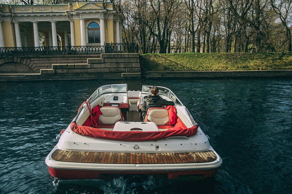 Катер «Магнум» под разводными мостами Петербурга