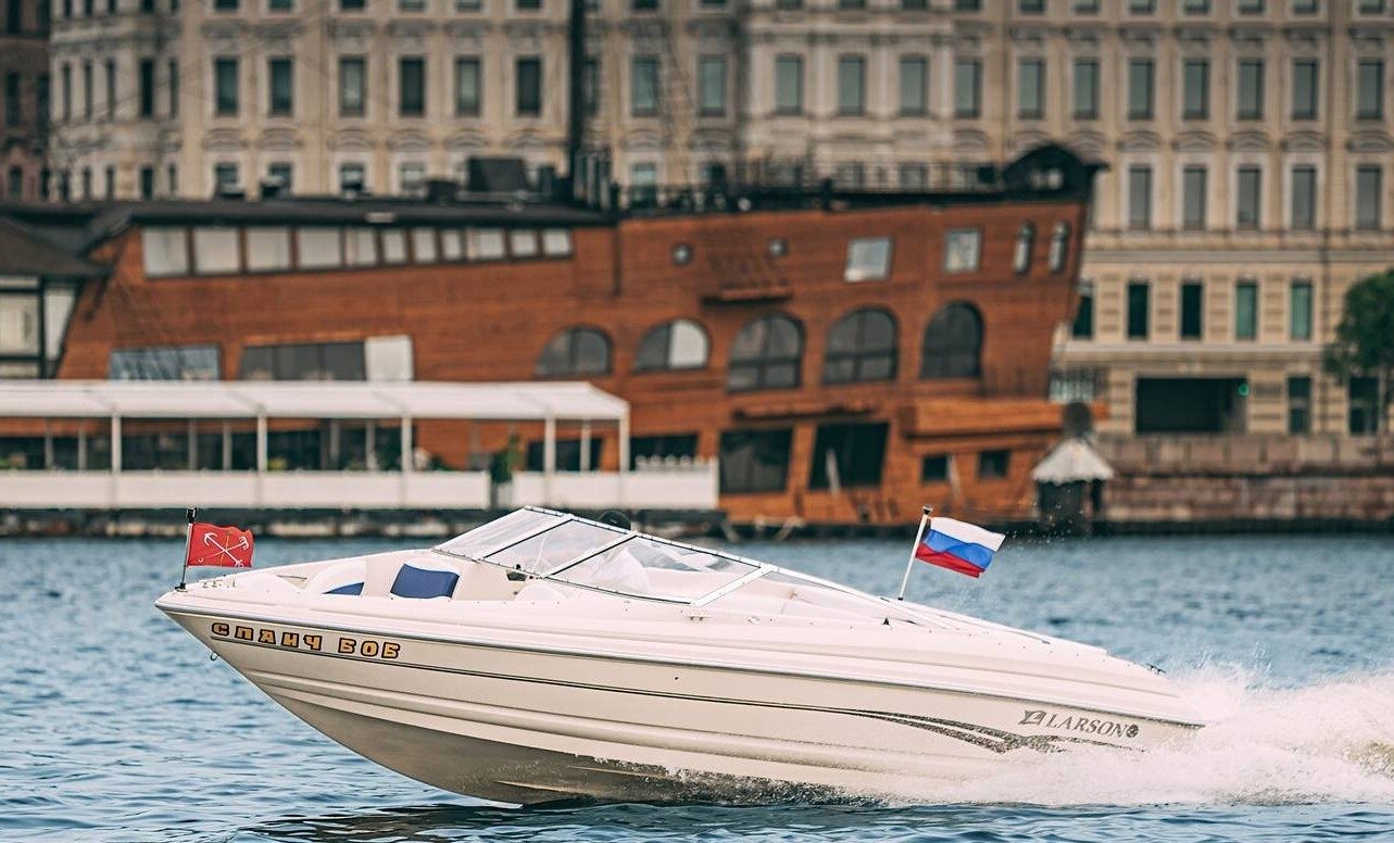 Посадка гостей на катер «Спанч Боб» — причал в центре Петербурга — фото 16