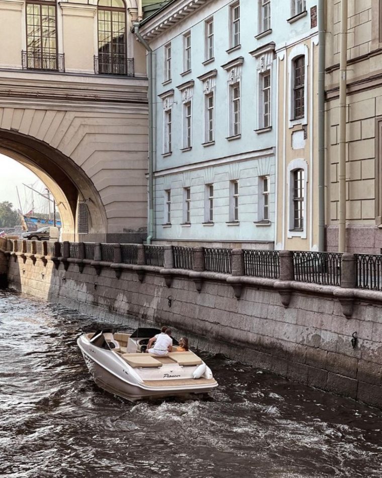 Катер «Пионер» — салон и оснащение, аренда напрямую — фото 15