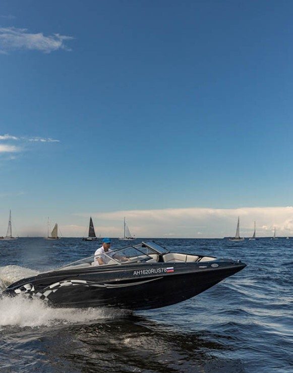 Каюта катера «Черный (Crownline 190 Black)» — оснащение для гостей