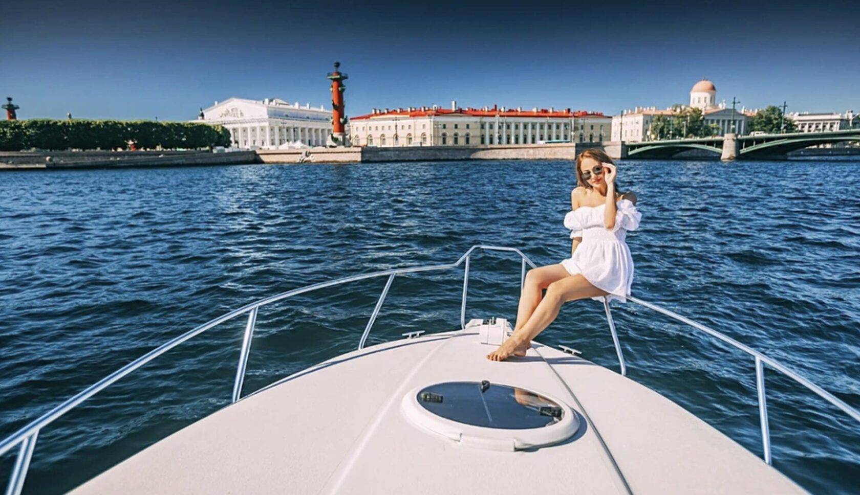 Посадка гостей на катер «Каталина» — причал в центре Петербурга