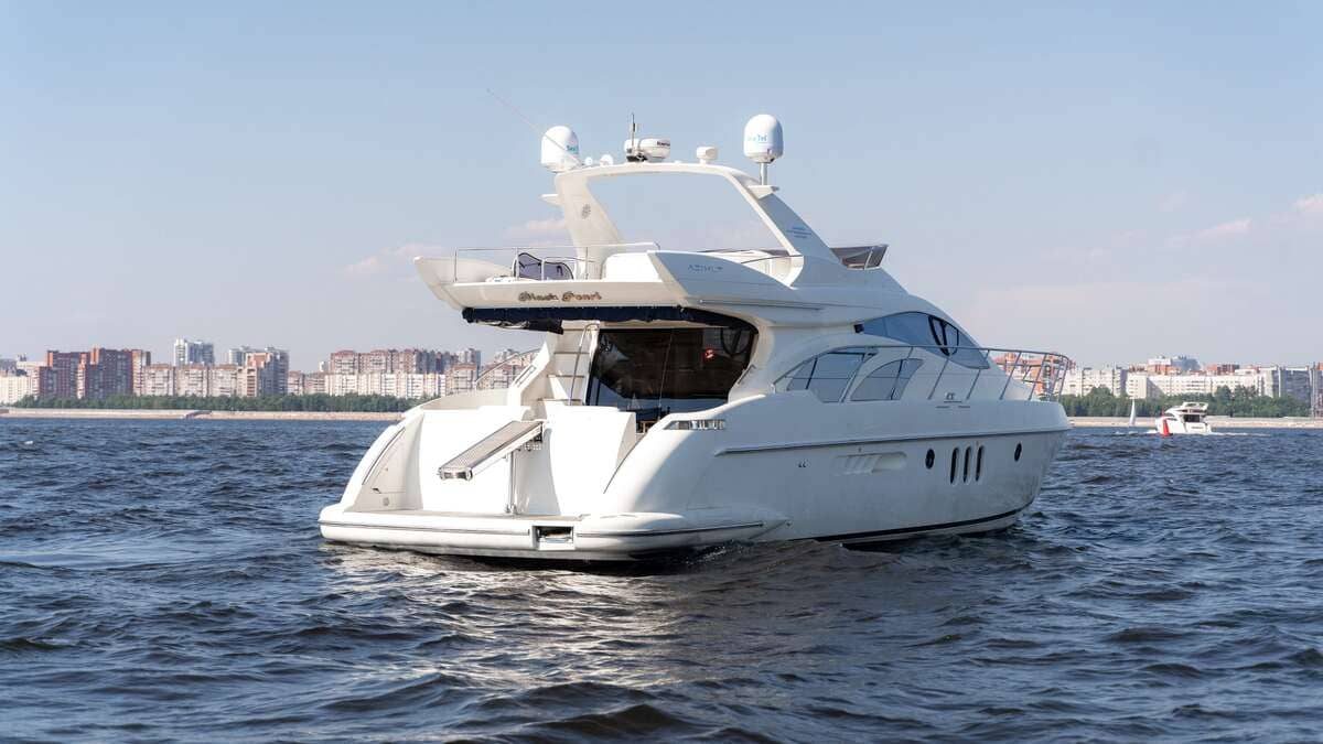 Наш яхта «Азимут 55 / Azimut 55» у собственного причала в Санкт-Петербурге