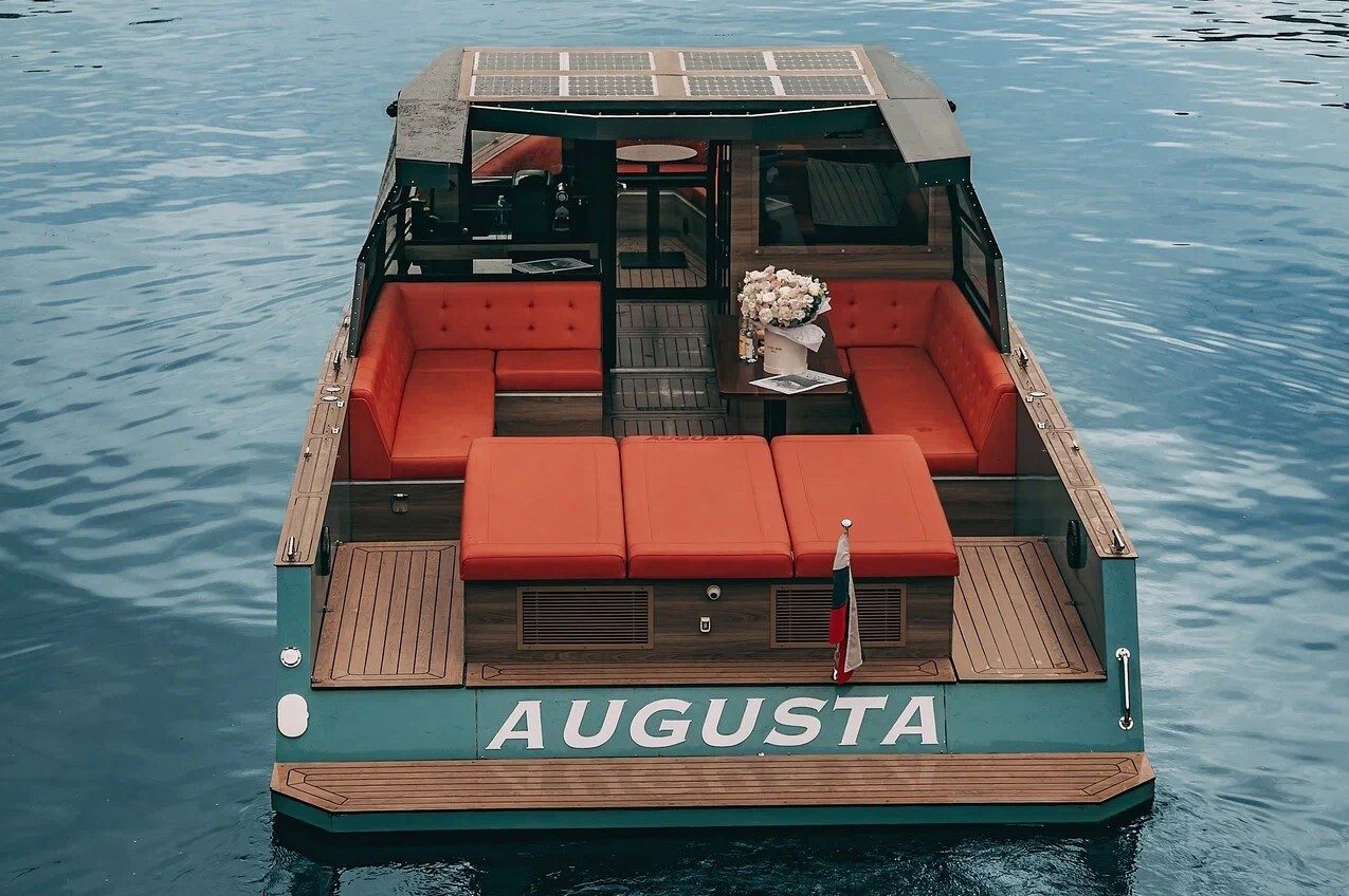 Катер «Агуста / Augusta» вечером у набережной — бронирование напрямую