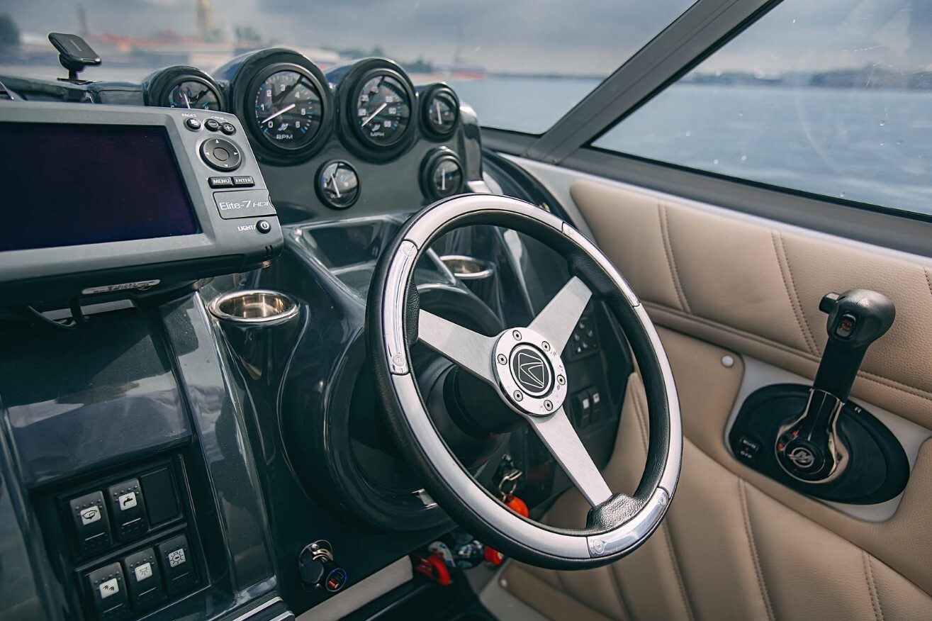 Катер «Эйфория / Euphoria Velvette 25» под разводными мостами Петербурга