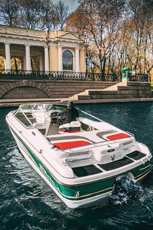 Наш катер «Майами» — вид с причала перед рейсом
