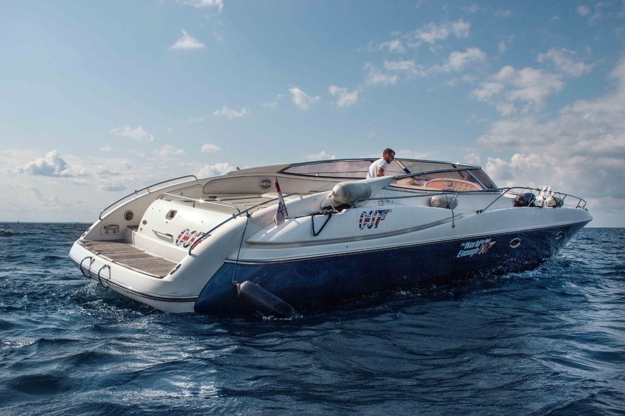 Открытая палуба катера «Сансикер Sunseeker 48» — егокатер