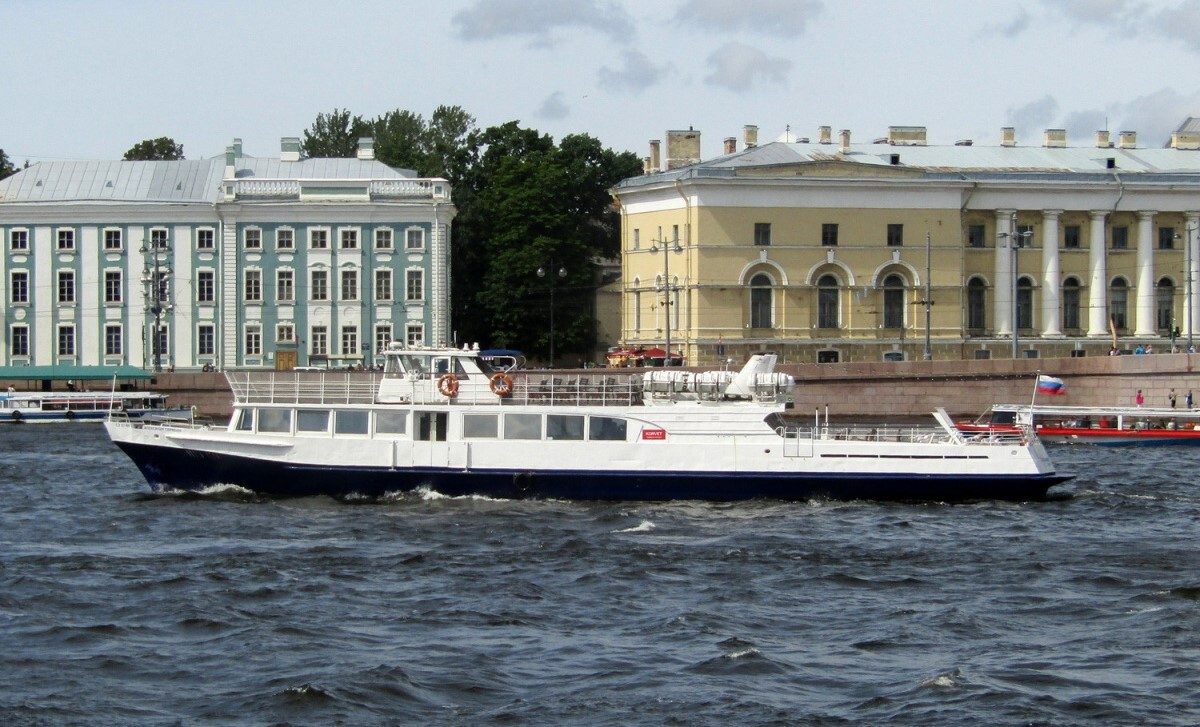 Теплоход «Александр Скрябин» под разводными мостами Петербурга