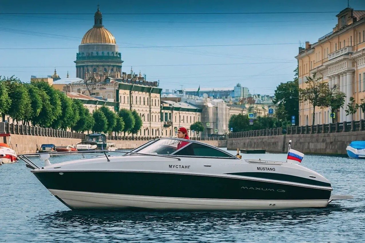 Каюта катера «Мустанг» — оснащение для гостей