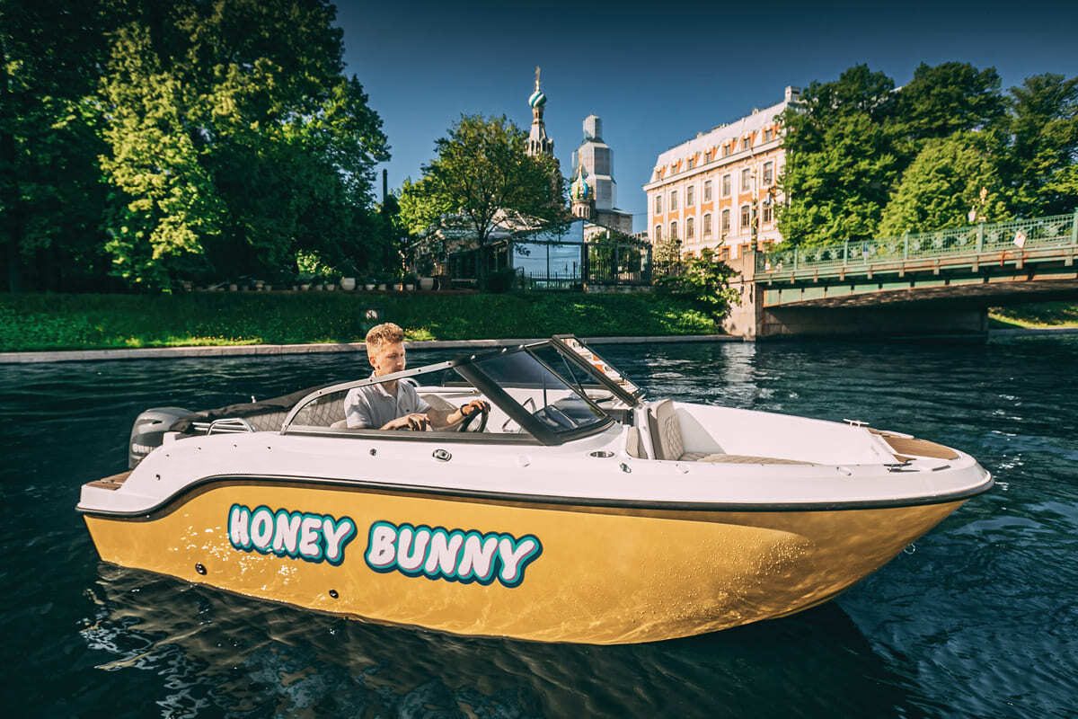 Открытая палуба катера «Хани Банни / Honey Bunny» — егокатер