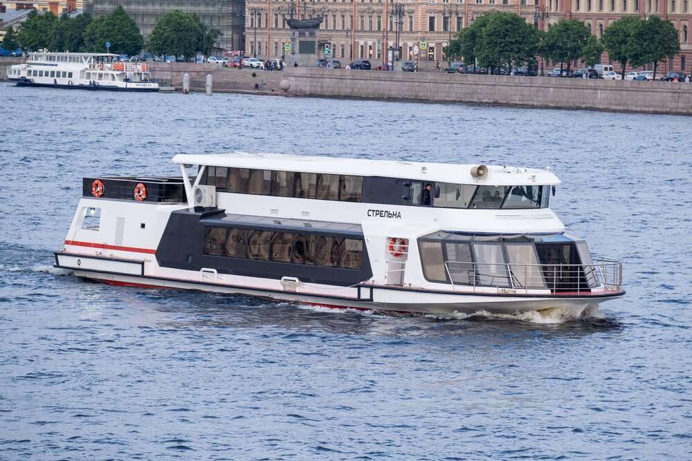Теплоход «Стрельна» — салон и оснащение, аренда напрямую