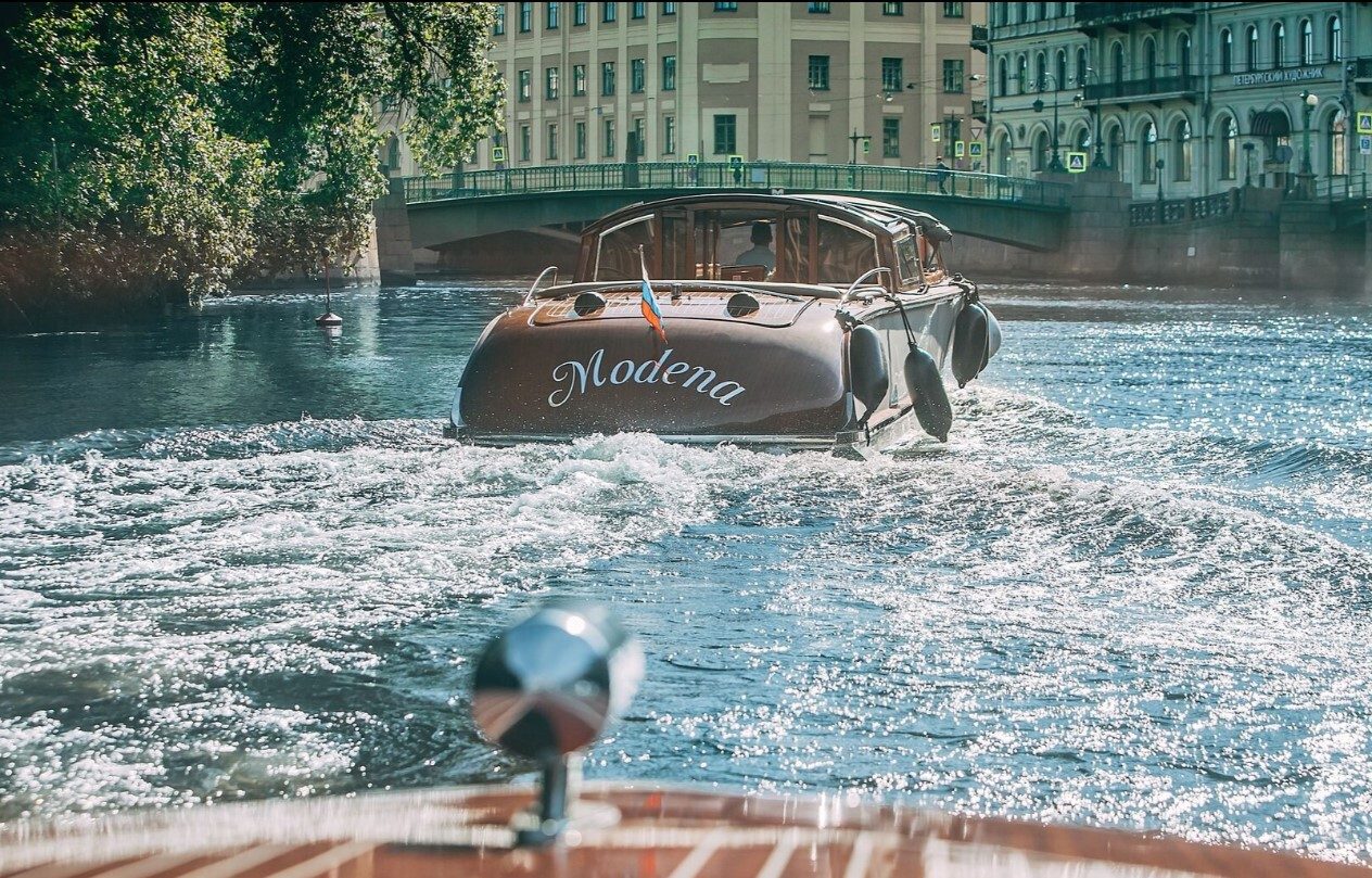 Катер «Модена» под разводными мостами Петербурга