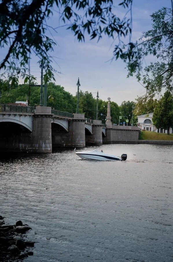 Катер «Антонина» под разводными мостами Петербурга