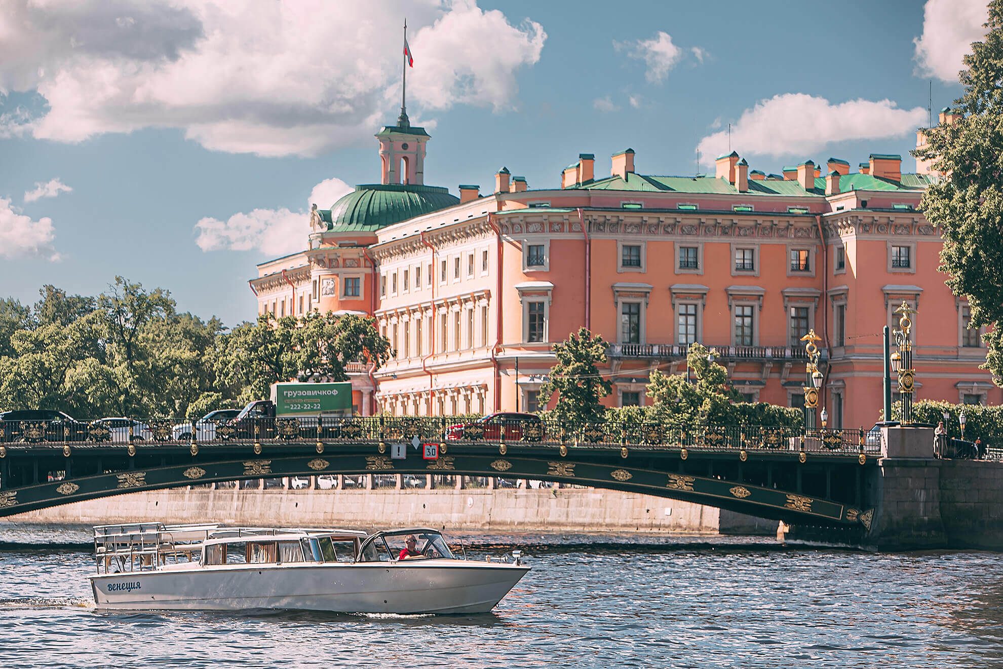 Катер «Венеция» под разводными мостами Петербурга