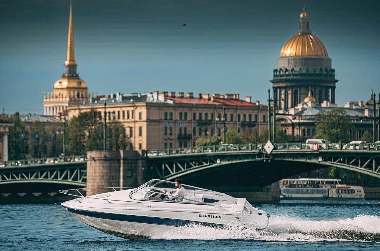 Посадка гостей на катер «Виртуоз» — причал в центре Петербурга — фото 16