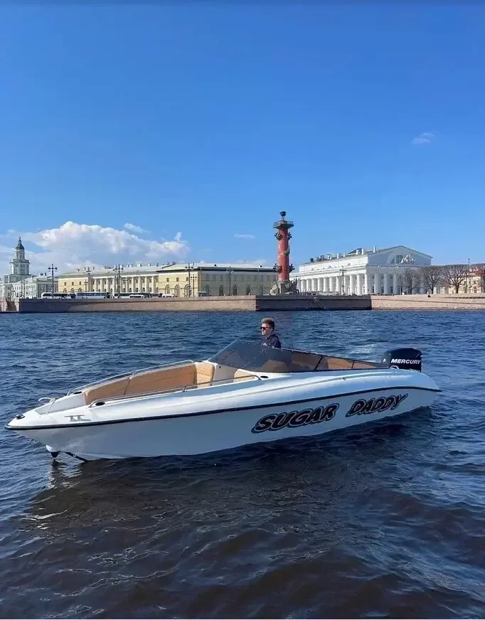 Наш катер «Шугар Дедди / Sugar Daddy» — вид с причала перед рейсом