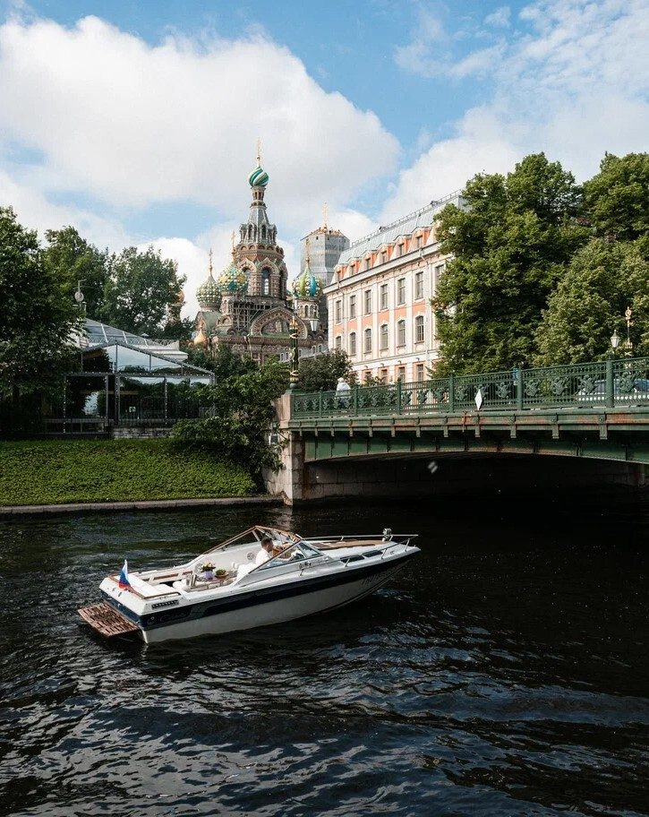 Посадка гостей на катер «Князь» — причал в центре Петербурга