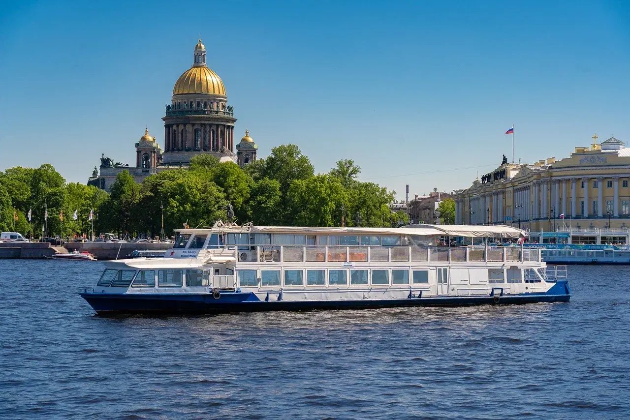 Посадка гостей на теплоход «Василий» — причал в центре Петербурга